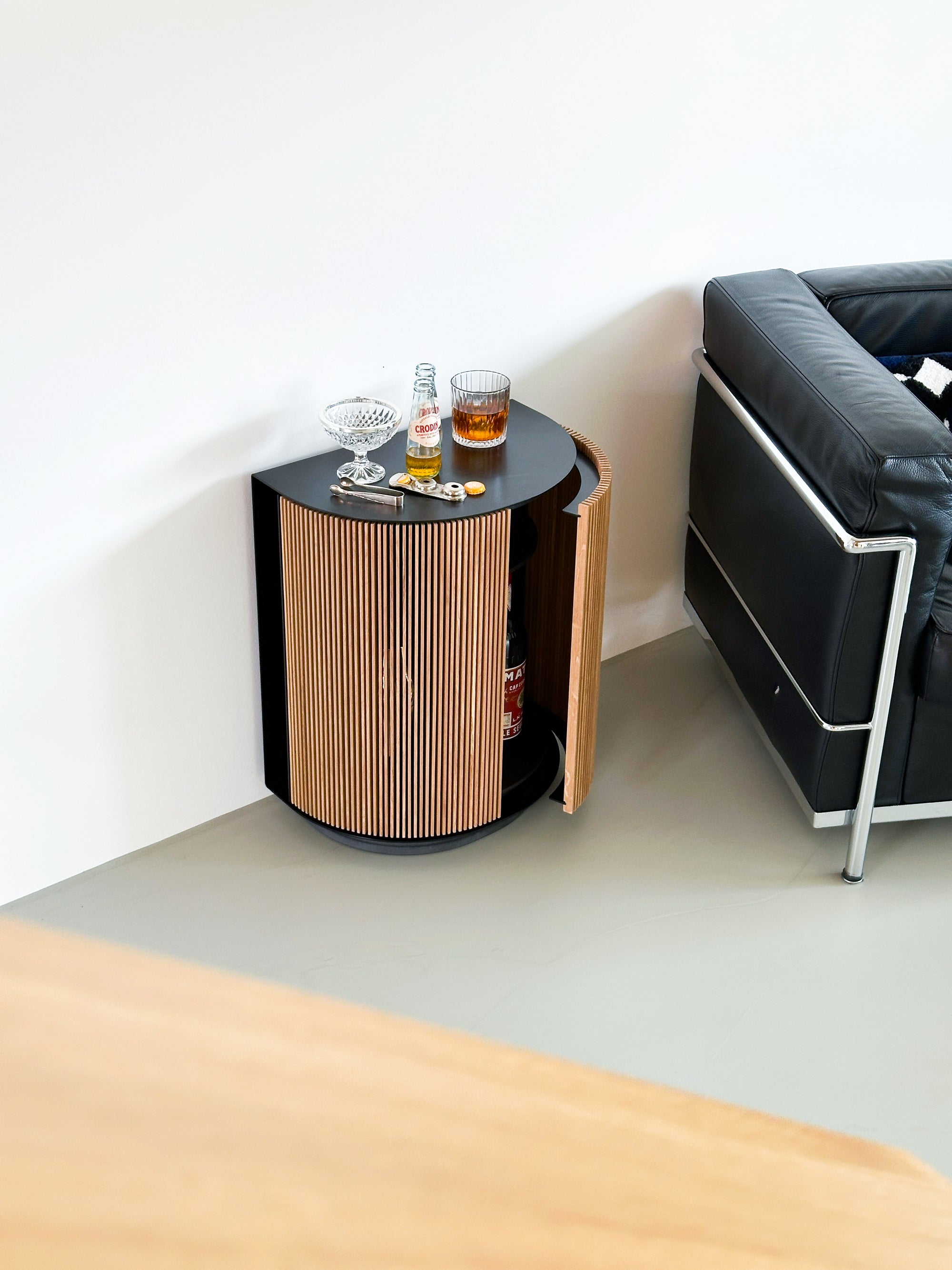 Mond Beistelltisch LC2 Corbusier Design Leder Möbel Crodino